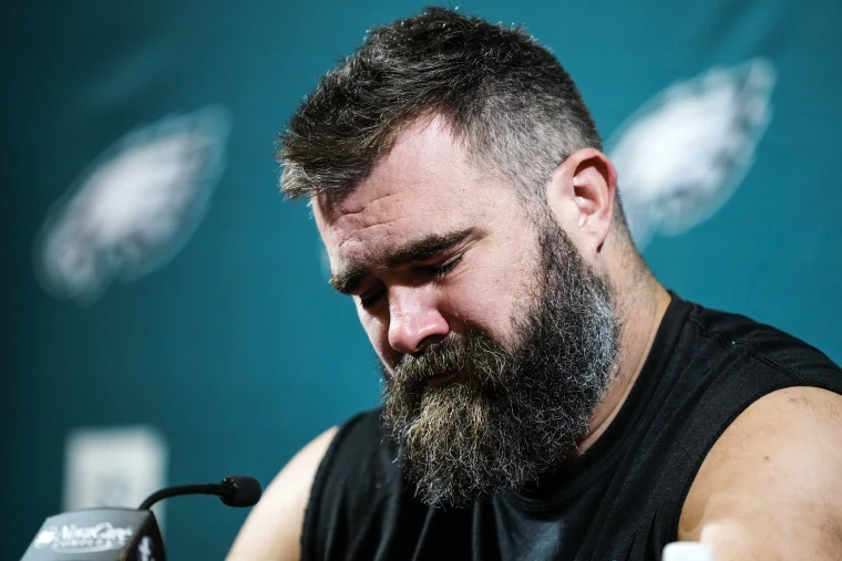  Touching Moment: Jason Kelce's Daughter Wyatt Comforts Him with a Heartfelt 'Daddy, Don't Cry' as He Announces Retirement