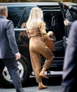 “Donald Trump’s Marriage Crumbles: Melania Seen Leaving the White House as She Files for Divorce After Years of Secret Struggles – America in Total Shock!”