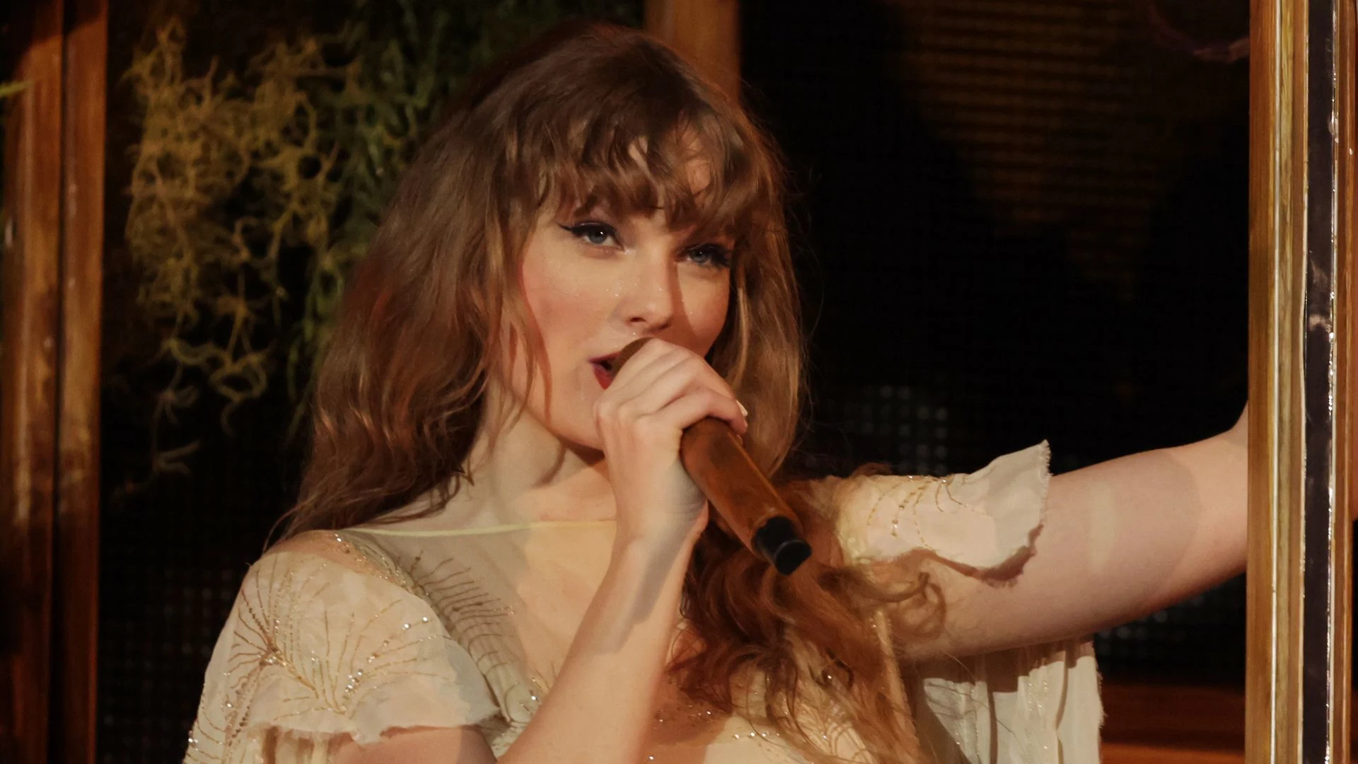 "Taylor Swift Shares Rare Family Insights About Mom Andrea During Singapore Performance"