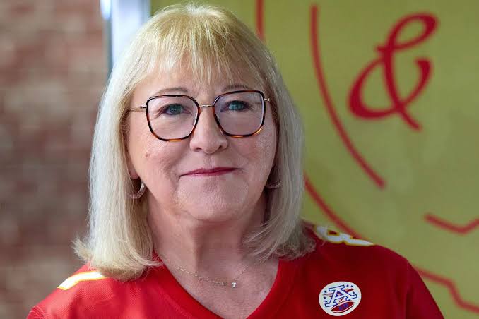 “OMG: Travis and Jason Kelce Announce the Sudden Passing of Their 72-Year-Old Mother, Donna Kelce”